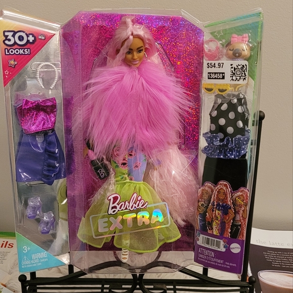 Barbie Extra with 30 + Looks - Picture 1 of 5